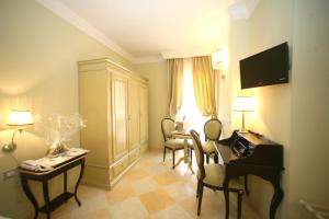 - un salon avec un piano et un bureau dans l'établissement Palace Hotel Vieste, à Vieste