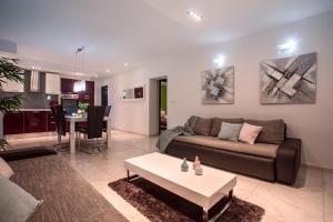 Posedenie v ubytovaní Villa Golden Garden with 50sqm private pool