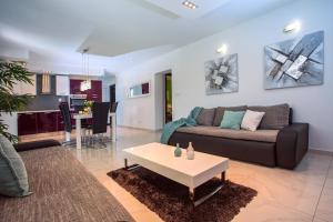 Posedenie v ubytovaní Villa Golden Garden with 50sqm private pool