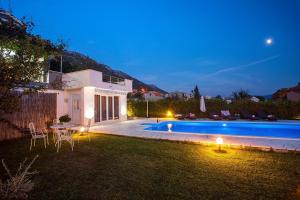 Bazén v ubytovaní Villa Golden Garden with 50sqm private pool alebo v jeho blízkosti