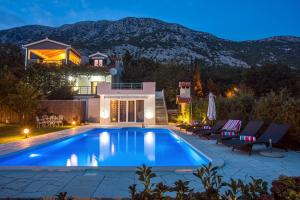 Bazén v ubytovaní Villa Golden Garden with 50sqm private pool alebo v jeho blízkosti
