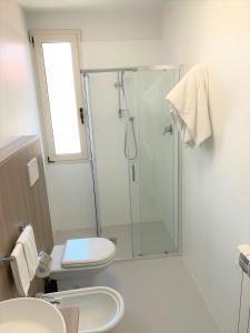 e bagno con doccia, servizi igienici e lavandino. di Hotel & Residence Al Mare a Lido di Jesolo