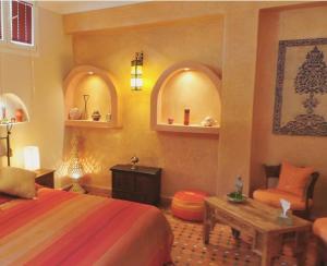 Ένα ή περισσότερα κρεβάτια σε δωμάτιο στο Riad Dar Zouhour
