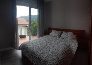 ein Schlafzimmer mit einem Bett und einem großen Fenster in der Unterkunft Amalur EBI 741 URDAIBAI in Axpe de Busturia