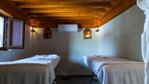 - une chambre avec 2 lits au plafond dans l'établissement Samira Group & Spa, à Marrakech