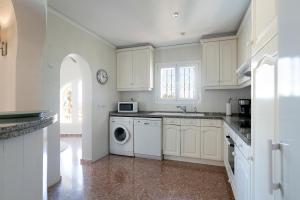 Kuchyňa alebo kuchynka v ubytovaní Villa Montgo Denia