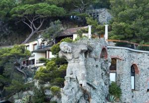 a statue in front of a building on a mountain at Casa Caterina in La Spezia