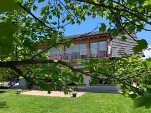 una casa vista attraverso i rami di un albero di Apartments Apple Garden-2 a Bled