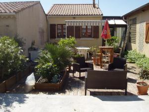eine Terrasse mit Stühlen und Pflanzen vor einem Haus in der Unterkunft maison de vacance in Pomérols