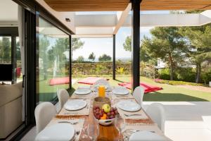 a dining room with a table with fruit on it at Nyumba ya Sun in Cala Tarida