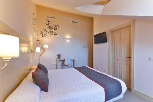 ラ・グランハ・デ・サン・イルデフォンソにあるHostal La Chata by Vivere Staysのベッドルーム1室(ベッド1台付)、テレビが備わります。