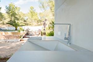 a kitchen sink with a view of a yard at Nyumba ya Sun in Cala Tarida