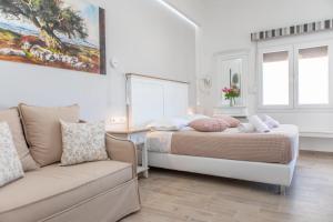 1 dormitorio con 1 cama y 1 sofá en Naxos Illusion Nikos Verikokos, en Naxos Chora