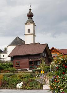 A garden outside Ferienhaus Meissnitzer