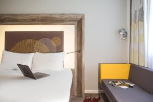 Novotel Coventry tesisinde bir oturma alanı