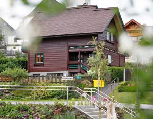 A garden outside Ferienhaus Meissnitzer