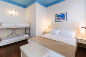 Bunk bed o mga bunk bed sa kuwarto sa Hotel Fra I Pini