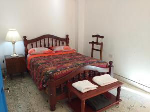 ein Schlafzimmer mit einem Bett und einem Tisch mit Handtüchern darauf in der Unterkunft La Francisca in San Salvador de Jujuy