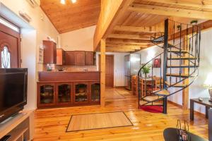 Vilkas Home في Topólia: غرفة معيشة مع درج حلزوني في منزل