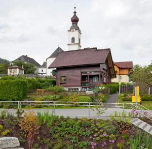 A garden outside Ferienhaus Meissnitzer