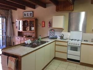 eine Küche mit Spüle und Herd in der Unterkunft LES GRANGES in Les Lèves-et-Thoumeyragues