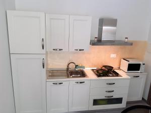 Kuchyň nebo kuchyňský kout v ubytování Living Piraino case vacanze