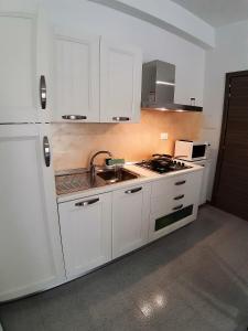 Kuchyň nebo kuchyňský kout v ubytování Living Piraino case vacanze