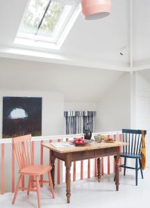 a dining room with a wooden table and chairs at Stunning studio cntrl Totnes with parking in Totnes