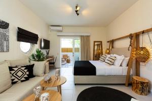 Кровать или кровати в номере Nostos Beach Boutique Hotel