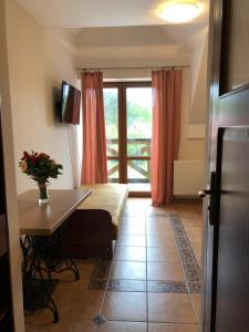 a room with a bed and a table and a window at Pokoje gościnne Bursztynowa in Białogóra