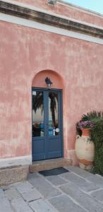 a blue and white door with a statue of a dog on it at Relais Casa Mirabile in Menfi