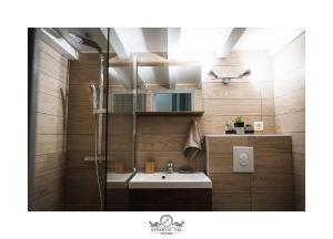 Un baño con lavabo y ducha en L'Impérial Appart Hotel Poitiers, en Poitiers 17 fotos más