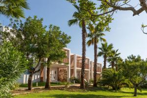 Jardín al aire libre en Cala Llenya Resort Ibiza