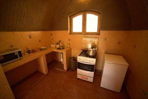 a small kitchen with a stove and a microwave at Ecolodge Copacabana in Copacabana