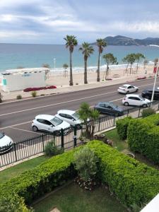 カンヌにあるBord de Mer Cannes Midiのビーチの隣に車を駐車する駐車場