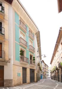 ein Gebäude mit Balkonen an der Straßenseite in der Unterkunft Antique Pamplona Tres Reyes Apartments in Pamplona