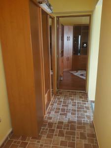 a hallway with a tile floor in a room at GARSON AUROTI in Deva