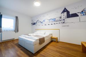 Un pat sau paturi într-o cameră la Berill Suites