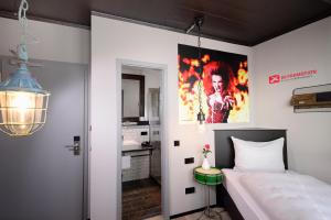 سرير أو أسرّة في غرفة في Staytion Urban City Hotel Mannheim