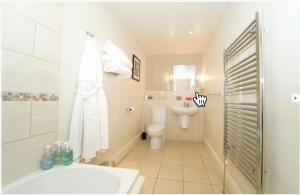 łazienka z wanną, toaletą i umywalką w obiekcie 17 Burgate w mieście Pickering