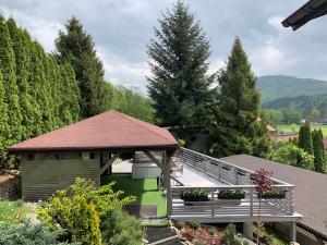 布伦纳Kwaterka的花园的凉亭