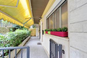 um corredor com vasos de plantas ao lado de um edifício em Affittacamere Alessia&Calliope em Roma