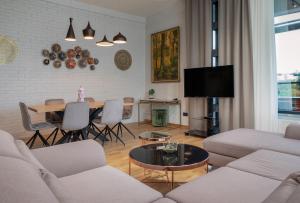 Televiisor ja/või meelelahutuskeskus majutusasutuses Hotel River Park