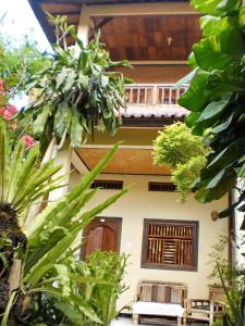 una casa con plantas delante de ella en Arjuna Homestay Ubud, en Ubud
