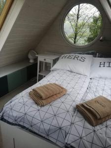 uma cama num pequeno quarto com uma janela em Jezioro Marzeń na Kaszubach em Stare Czaple