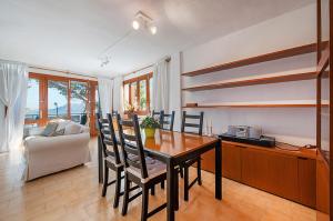 uma sala de jantar com mesa e cadeiras em Apartment Ran de Mar em Port de Pollença