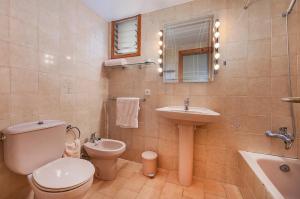 uma casa de banho com um WC e um lavatório em Apartment Ran de Mar em Port de Pollença