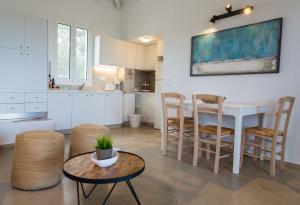 cocina y comedor con mesa y sillas en Blue Fort Villas en Methoni