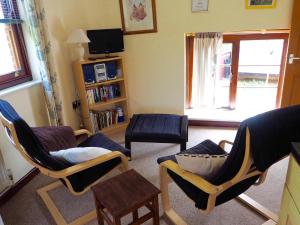 O zonă de relaxare la Swallow Cottage at Duffryn Mawr Cottages