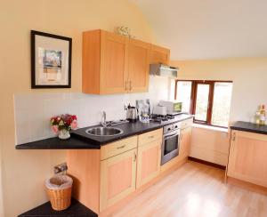 O bucătărie sau chicinetă la Swallow Cottage at Duffryn Mawr Cottages